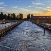 pressa para entregar o controle da água para empresários