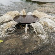 Enquanto países desenvolvidos reestatizam, governo Leite quer privatizar a água dos gaúchos