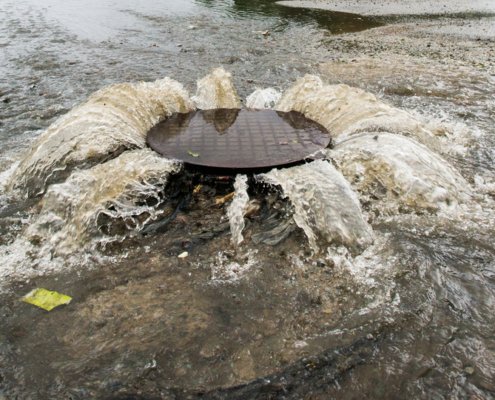 Enquanto países desenvolvidos reestatizam, governo Leite quer privatizar a água dos gaúchos